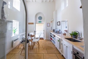 Microwave, cookware/dishes/utensils - 1 Bed in Wells-next-the-Sea (oc-1941) (Holkham)