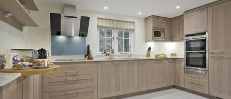 Micro-ondes, four, lave-vaisselle