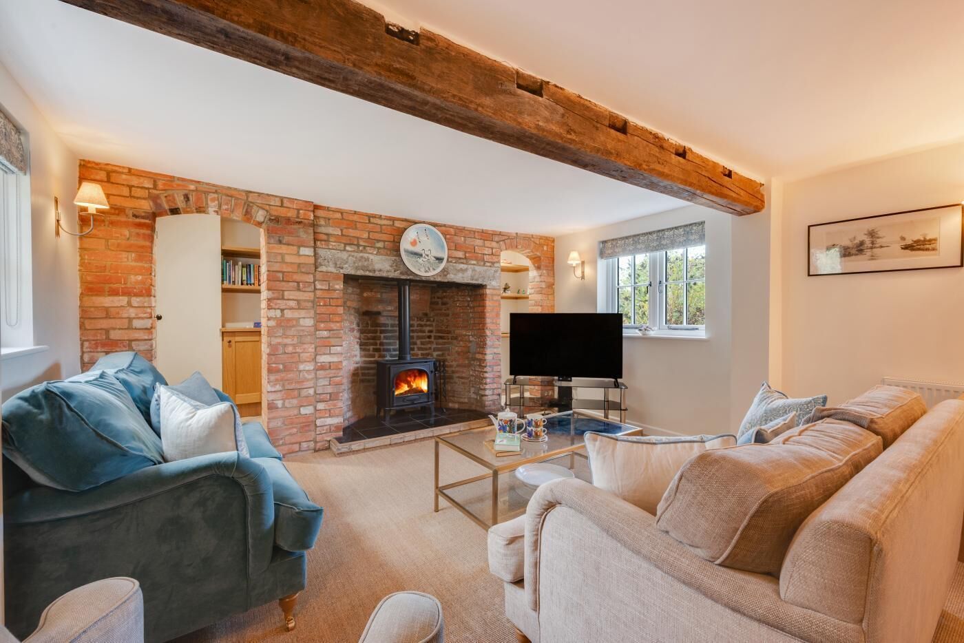 Televisión y chimenea 