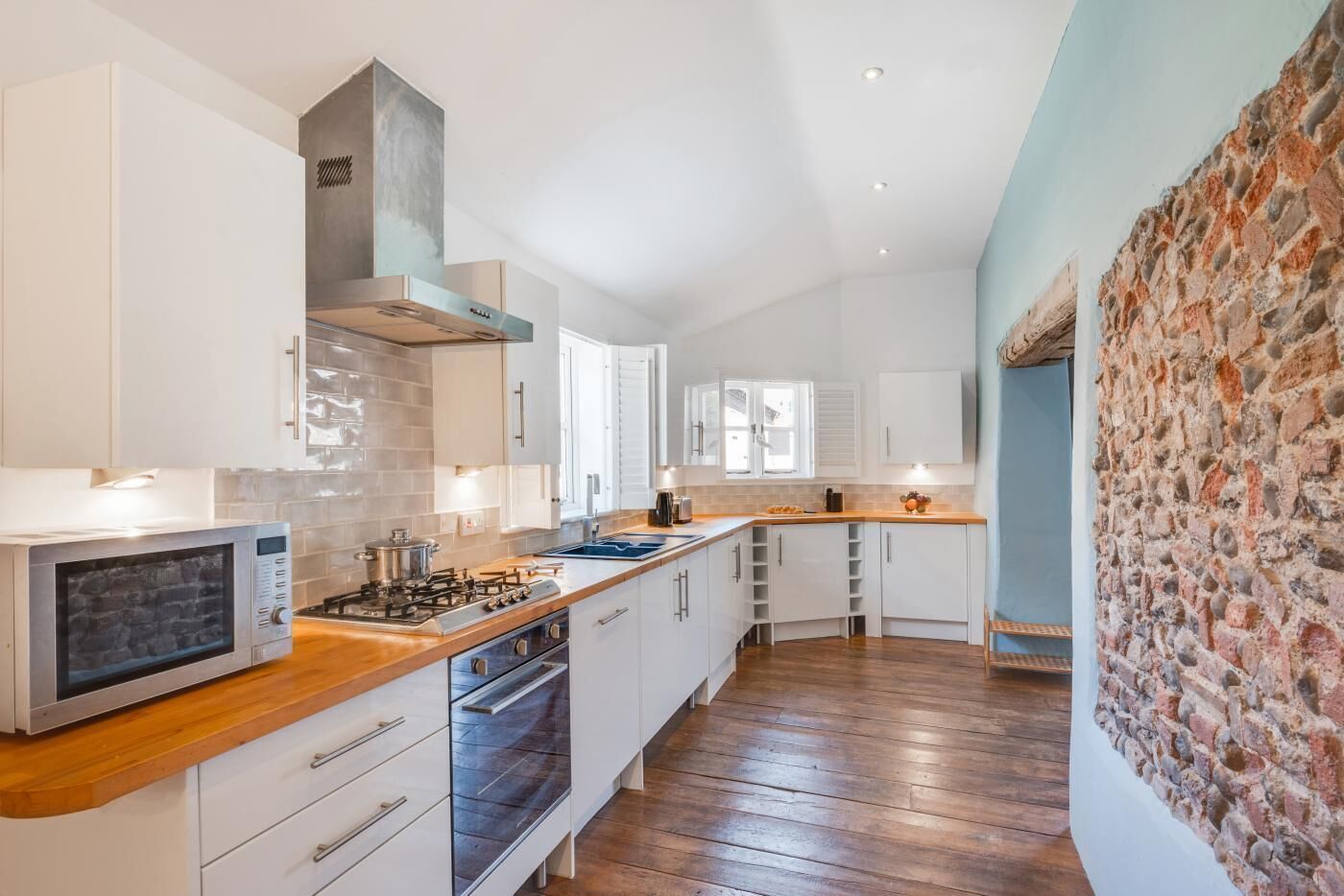 Micro-ondes, lave-vaisselle, chaise haute