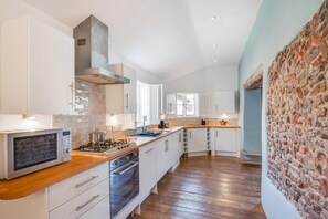Microwave, dishwasher, high chair, cookware/dishes/utensils - 3 Bed in Wells-next-the-Sea (oc-1963) (Wells-next-the-Sea)