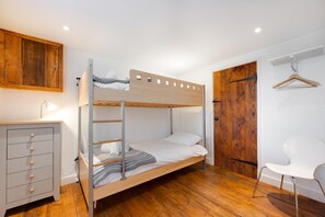 A bunk bed room with a desk and a chair. - 3 Bed in Wells-next-the-Sea (oc-1963) (Wells-next-the-Sea)