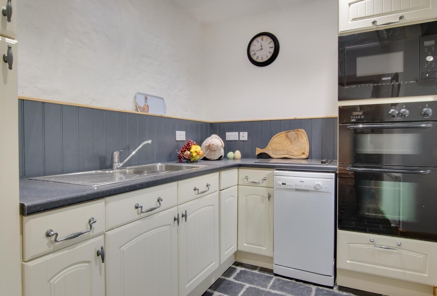 Mikroaaltouuni, uuni, astianpesukone, syöttötuoli