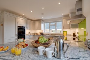 Microwave, oven, dishwasher, high chair - 3 Bed in St. Merryn (oc-p00725) (Saint Merryn)