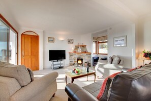 TV, fireplace - 3 Bed in Porthleven (oc-ingnoo) (Porthleven)