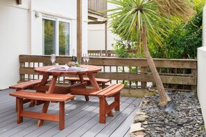 Outdoor dining - 2 Bed in Newquay (oc-p00731) (Newquay)