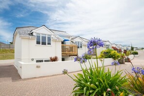 Property grounds - 2 Bed in Newquay (oc-p00731) (Newquay)