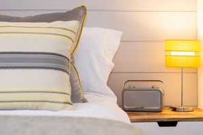 Iron/ironing board, free WiFi, bed sheets - 1 Bed in Padstow (oc-p00735) (Padstow)
