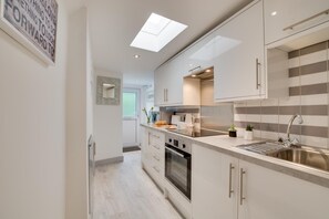 Mikroaaltouuni, uuni, keittoastiat/astiat/ruokailuvälineet