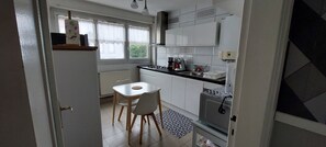 Private kitchen - "La Fleur d'Opale", 2 bedrooms, sleeps 4, 5-minute walk from station, 15-minute walk from Nausicaa (Boulogne-sur-Mer)