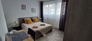 Iron/ironing board, Internet, bed sheets - "La Fleur d'Opale", 2 bedrooms, sleeps 4, 5-minute walk from station, 15-minute walk from Nausicaa (Boulogne-sur-Mer)