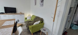 Living area - "La Fleur d'Opale", 2 bedrooms, sleeps 4, 5-minute walk from station, 15-minute walk from Nausicaa (Boulogne-sur-Mer)