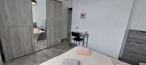 Tabla de planchar con plancha, internet y ropa de cama 
