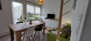 Dining - "La Fleur d'Opale", 2 bedrooms, sleeps 4, 5-minute walk from station, 15-minute walk from Nausicaa (Boulogne-sur-Mer)