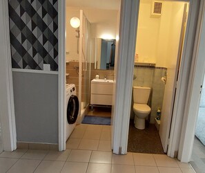 Shower, hair dryer, towels, soap - "La Fleur d'Opale", 2 bedrooms, sleeps 4, 5-minute walk from station, 15-minute walk from Nausicaa (Boulogne-sur-Mer)