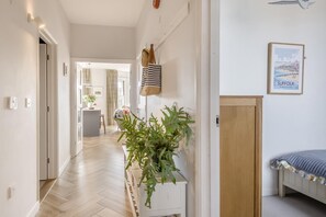 Tabla de planchar con plancha, wifi gratis y ropa de cama 
