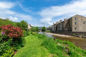 المنطقة المحيطة بالمنشأة