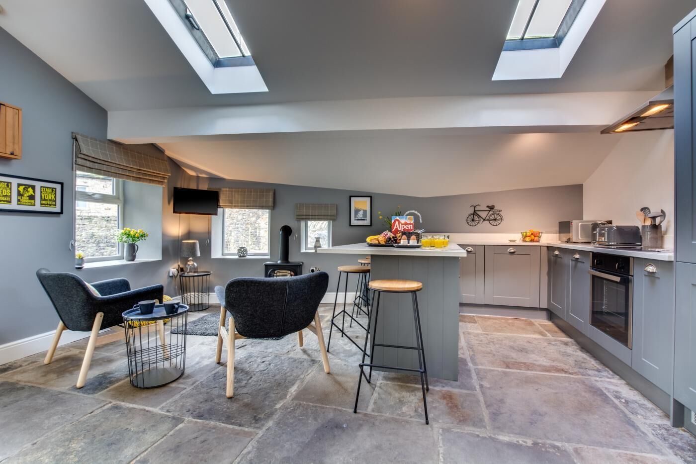 ميكروويف، فرن، غسالة أطباق، كرسي للأطفال