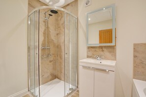 Hair dryer, towels - 3 Bed in Elsing (oc-1973) (Mill Street)