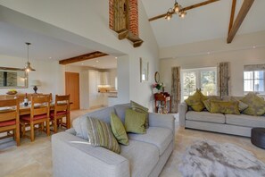 TV, fireplace - 3 Bed in Elsing (oc-1973) (Mill Street)