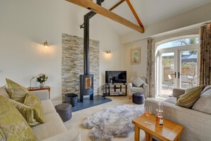 TV, fireplace - 3 Bed in Elsing (oc-1973) (Mill Street)