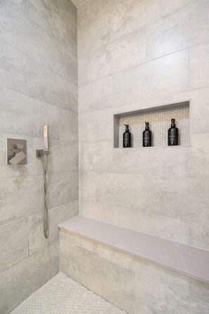 Haartrockner, Bidet, Handtücher, Seife