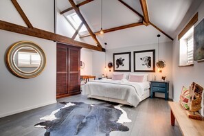 Tabla de planchar con plancha, wifi gratis, ropa de cama