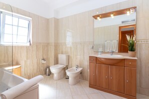 Dusche, Haartrockner, Handtücher