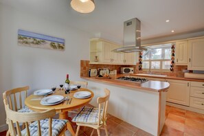 Microwave, oven, dishwasher, high chair - 2 Bed in Wells-next-the-Sea (oc-1979) (Wells-next-the-Sea)
