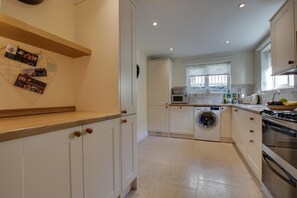 Micro-ondes, four, lave-vaisselle