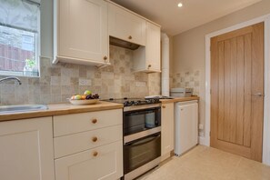 ميكروويف، فرن، غسالة أطباق، مستلزمات طهي/أطباق/أوعية