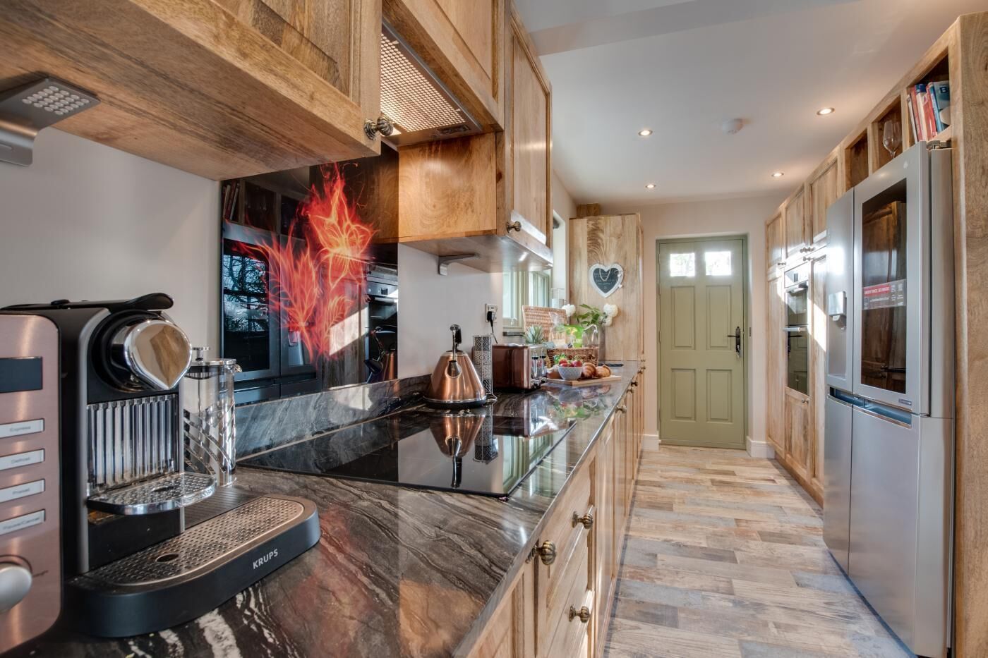 Mikrobølgeovn, ovn, oppvaskmaskin og kjøkkenutstyr