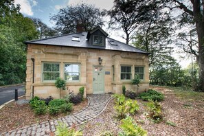 Exterior - 2 Bed in Whitby (oc-w452) (Whitby)