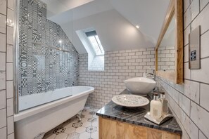 Hair dryer, towels - 2 Bed in Whitby (oc-w452) (Whitby)