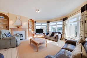 TV, fireplace - 4 Bed in Southwold (oc-hhigh) (Southwold)