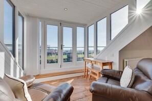 TV, fireplace - 4 Bed in Southwold (oc-hhigh) (Southwold)