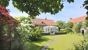 A house with a garden, a conservatory, and a brick wall. - 5 Bed in Walberswick (oc-hferin) (Walberswick)