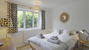 A bedroom with a bed, bedside lamps, a mirror, and a window with curtains. - 5 Bed in Walberswick (oc-hferin) (Walberswick)