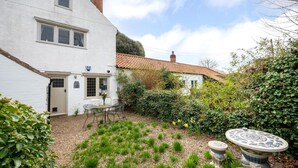 A white house with a garden, a door, and a window. - 2 Bed in Walberswick (oc-hstone) (Walberswick)