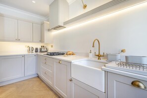 Oven, dishwasher, high chair, cookware/dishes/utensils - 2 Bed in Walberswick (oc-hstone) (Walberswick)