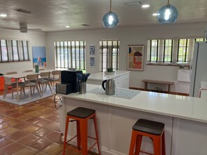 Microondas, horno, parrilla de estufa y lavavajillas 