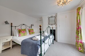 Tabla de planchar con plancha, wifi gratis y ropa de cama 