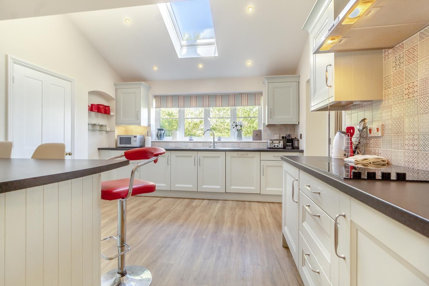 فرن، غسالة أطباق، كرسي للأطفال، مستلزمات طهي/أطباق/أوعية