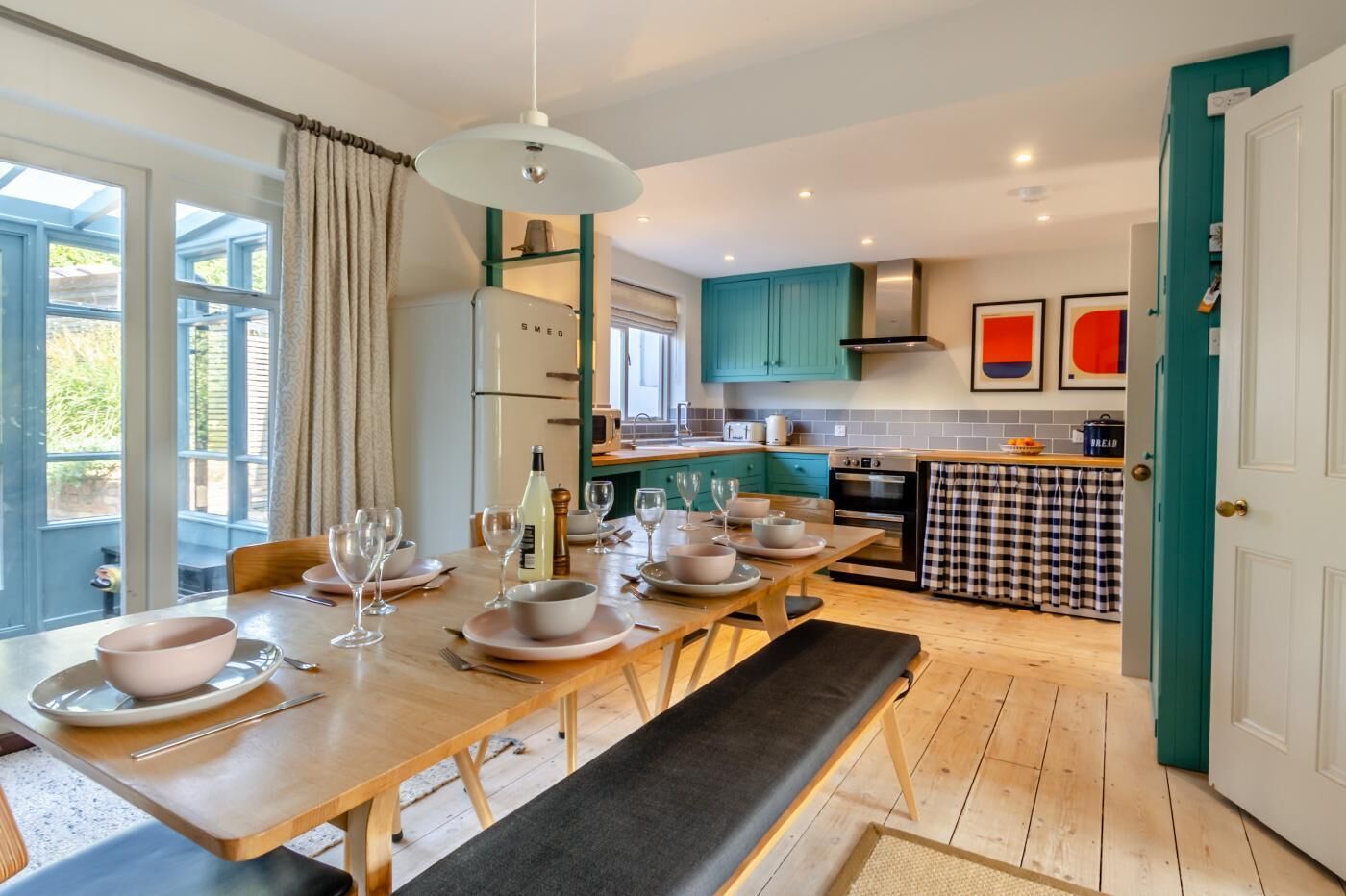 فرن، غسالة أطباق، كرسي للأطفال، مستلزمات طهي/أطباق/أوعية