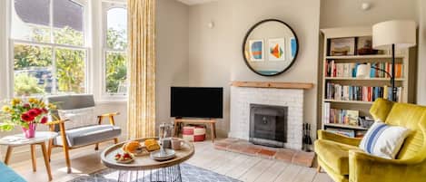TV, fireplace