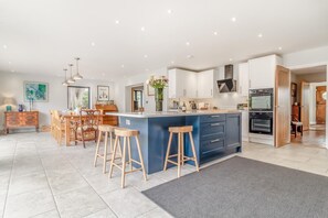 Oven, dishwasher, cookware/dishes/utensils - 5 Bed in Walberswick (oc-hlodg2) (Walberswick)