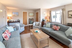 TV, fireplace - 5 Bed in Walberswick (oc-hlodg2) (Walberswick)