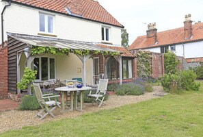 Outdoor dining - 4 Bed in Walberswick (oc-hfarm2) (Walberswick)