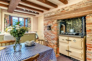 Oven, dishwasher, high chair, cookware/dishes/utensils - 4 Bed in Walberswick (oc-hfarm2) (Walberswick)