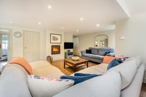 TV, fireplace - 4 Bed in Southwold (oc-hskimm) (Southwold)